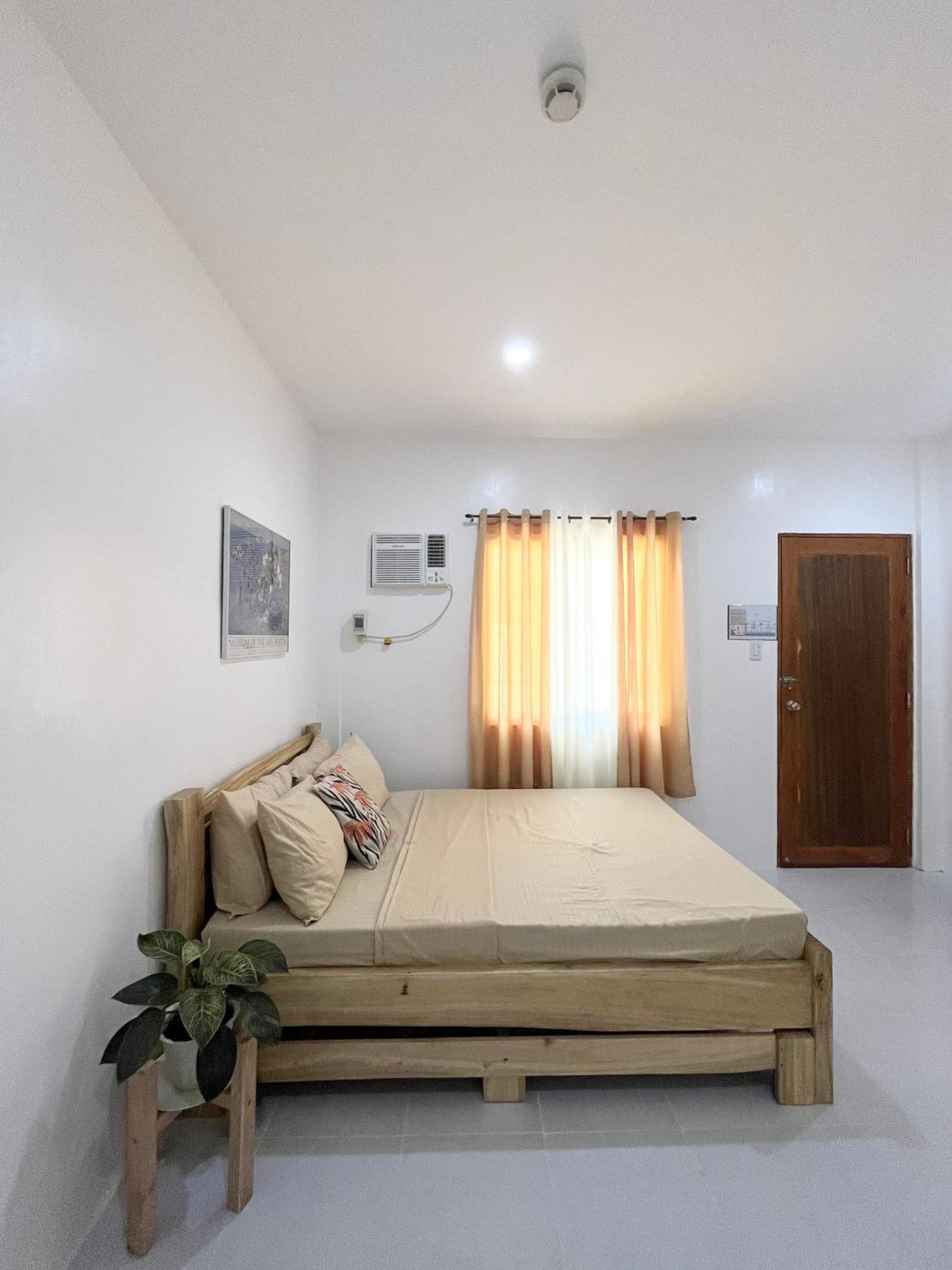 Sunnydale Apartelle -Room Accommodation Near Calatagan Beach Resorts Batangas Exteriör bild