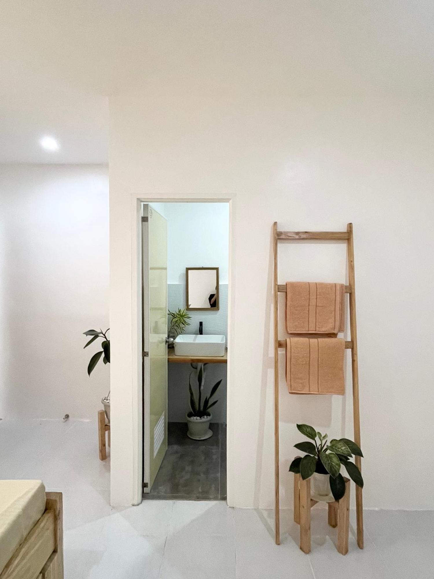 Sunnydale Apartelle -Room Accommodation Near Calatagan Beach Resorts Batangas Exteriör bild