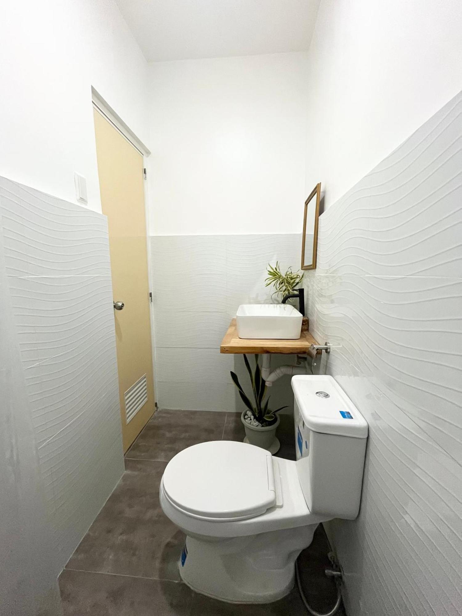 Sunnydale Apartelle -Room Accommodation Near Calatagan Beach Resorts Batangas Exteriör bild